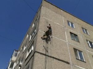 В Якутии трое мужчин, освободившись из мест лишения свободы, проникали в квартиры с помощью скалолазного снаряжения