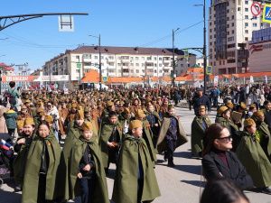 В Якутске прошло торжественное шествие школ, носящих имена героев Великой Отечественной войны «Гордимся славою героев»