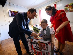 Глава Якутии встретился с семьей участника спецоперации из Момского района