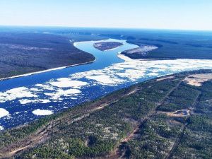 На пяти последних реках Якутии завершается ледоход