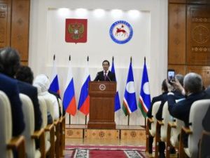 Глава Якутии поручил внести предложения по сокращению численности чиновников на 30%