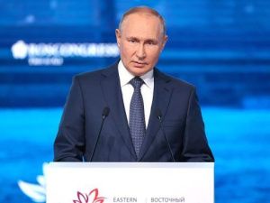 Путин на ВЭФ-2023 о курсе рубля, уехавших, капиталах и граблях. Главное