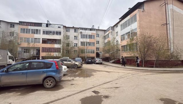 В Якутске во дворе дома на улице Рыдзинского водитель сбил ребенка на велосипеде