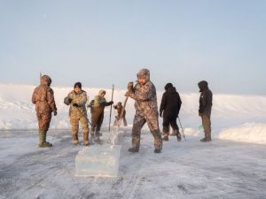 Сотрудники Окружной администрации Якутска заготовили лед для семей служащих на СВО