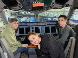 В Якутске директор школы строит с учениками настоящий самолет