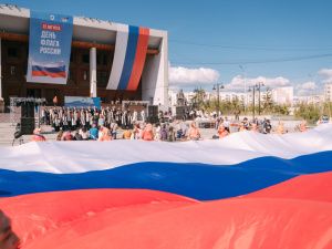 В День государственного флага России Евгений Григорьев вручил паспорта школьникам