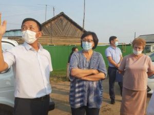 Сардана Авксентьева проверила работы по благоустройству села Хатассы