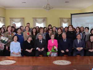 Афанасий Ноев поздравил с юбилеем заместителя директора Национального архива Наталью Малышеву 