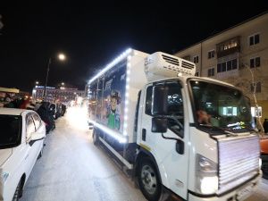 Фоторепортаж: зажжение новой новогодней ёлки в Якутске