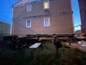 В Якутске ребенок выпал из окна на втором этаже: Малыша экстренно увезли в медучреждение