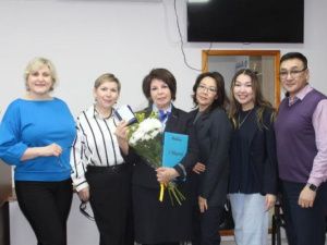 В авиакомпании «Якутия» поздравили с 65-летним юбилеем бортпроводника Веру Трибуль