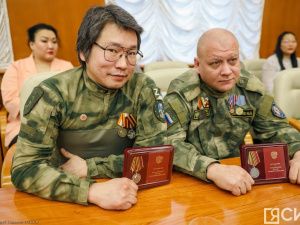 Айсен Николаев вручил якутянам государственные награды в преддверии Нового года