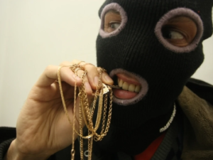 Работник ломбарда в Якутске украл золото и гаджеты на сумму более миллиона рублей