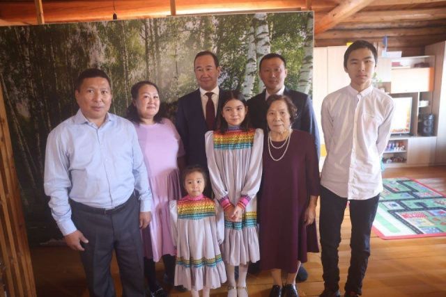 Айсен Николаев навестил участника СВО в Мегино-Кангаласском районе Якутии