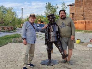 Фотофакт: в Старом городе Якутска появился памятник укладчику чурочной мостовой