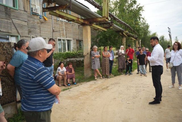 Глава Якутска встретился с жителями аварийных домов по ул. Якутская, 12, 14