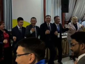 Обнародованы кадры как спортивные функционеры резвятся в кулуарах Игр