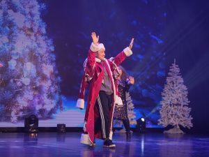 Евгений Григорьев вручил стипендии 100 лучшим школьникам на Елке главы Якутска