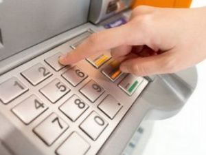 Мужчина украл забытые в банкомате деньги