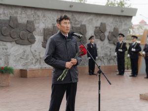 В Якутске возложили цветы в память об окончании Второй мировой войны