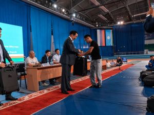 Айсен Николаев вручил сборной Якутии по вольной борьбе спортивную экипировку