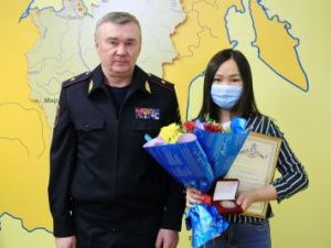 В Якутии полицейские наградили жительницу Якутска, оказавшую содействие в поиске потерявшейся третьеклассницы