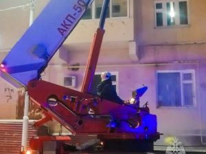 Три человека, в том числе двое детей, находятся в тяжелом состоянии после пожара в доме в Якутске