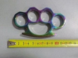 У прибывшего из Таиланда жителя Якутии иркутские таможенники обнаружили кастет: Возбуждено дело