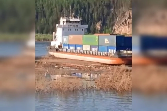 «В Олекминске продукты на исходе». В Якутии теплоход уже две недели сидит на мели 