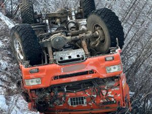 В Якутии водитель КАМАЗа сел пьяным за руль, не справился с управлением и погиб в ДТП