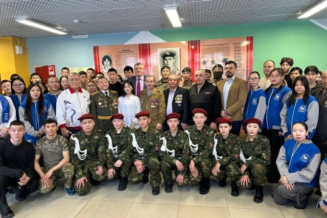 В Якутске возложили цветы к памятнику Владимиру Калашникову