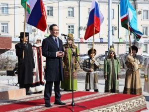 В Якутске возложили цветы к памятнику Платону Ойунскому