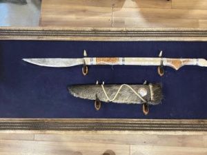 Батыйа, подаренное Владимиру Путину в Якутске, украшено сакральными знаками и изображением медведя – символа России