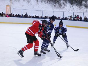 Зрелищной ничьей завершился матч звёзд мирового хоккея с якутской командой у Ленских столбов