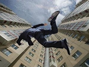 Дежурный прокурор: В Якутске мужчина выпал с балкона третьего этажа