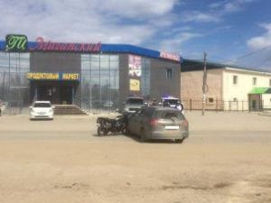 На Маганском тракте сбили мотоциклиста. У него перелом руки