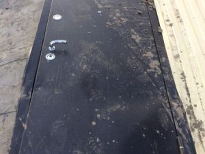 В Якутии мужчины протаранили ворота экс-бутлегера