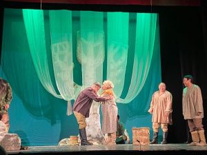 В честь Дня Победы ТЮЗ подарил ветеранам Октябрьского округа спектакль 