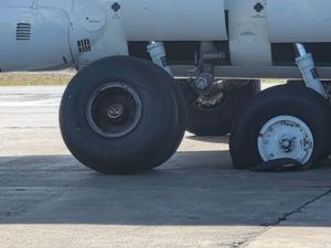 Повреждение шасси произошло при посадке самолета Ан-24 в Мирном