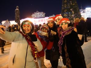 Праздничное шествие автоколонны состоялось впервые на зажжении новогодней ёлки Якутска