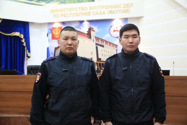 Полицейские в Якутске спасли человека и животных из горящего дома