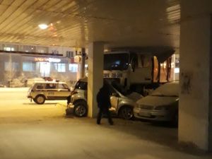 Водитель мусоровоза врезался в припаркованное авто на ул. Ойунского