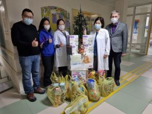 Врачи поздравили детишек с Новым годом