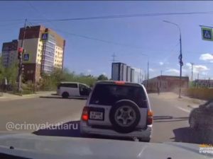 В Якутске ребёнок сел за руль автомобиля, пока отец был в магазине: машина врезалась в столб