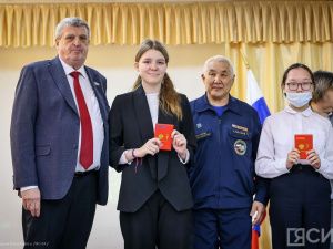 Школьникам Якутска вручили паспорта в День космонавтики