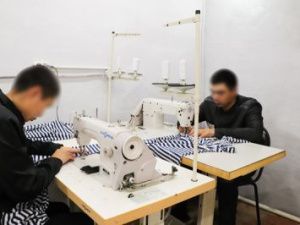 Осужденные шьют форменную одежду для моряков