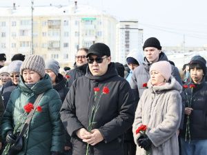 Якутяне несут цветы к мемориалу памяти жертв теракта в Подмосковье