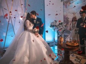 Именитый борец поздравил жену с годовщиной свадьбы