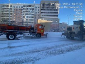 В Якутске усилили работу по вывозу снега