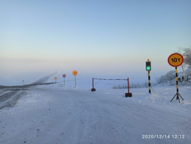 Открыто движение по ледовому автозимнику через реку Алдан